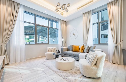Jumeirah Park Villa | Luxurious 8BR Villa with Assistant Room at Jumeirah Park by Deluxe Holiday Homes