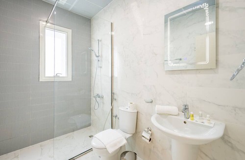 Jumeirah Park Villa | Luxurious 8BR Villa with Assistant Room at Jumeirah Park by Deluxe Holiday Homes