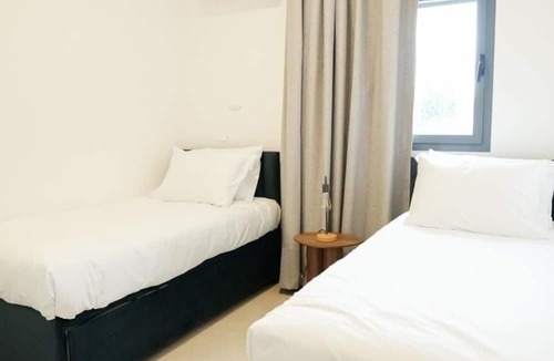 Mahane Israel Apartment | ♥MAMILLA'S Chic ♥ Stunning 2 BDR w. balcony ♥Parking ♥NEW!