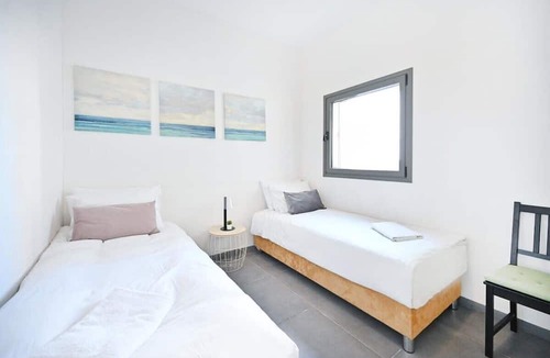 Kerem HaTeimanim Apartment | Cozy 2BR with Parking near the sea by HolyGuest