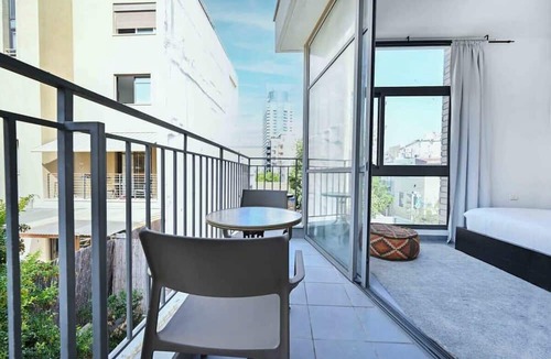 Kerem HaTeimanim Apartment | Cozy 2BR with Parking near the sea by HolyGuest