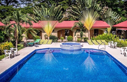 Barrio Ricos y Famosos Villa | La Villa Creole