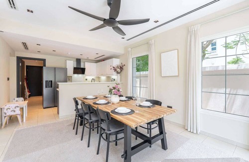 Jumeirah Village Triangle House | Stunning villa that sleeps 7 in JVT!