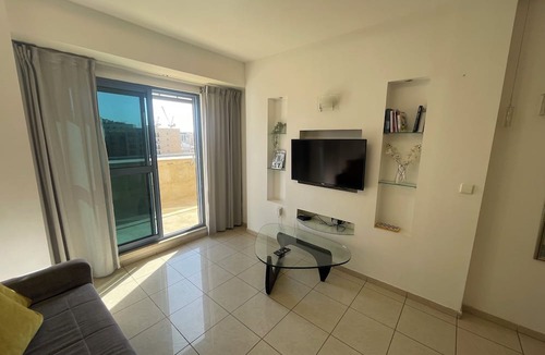 Jerusalem City Centre Apartment | Sunny 1-BR Terrace & Lift 1-min to Shuk