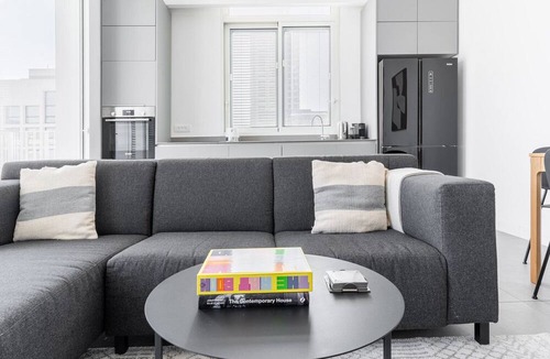 Tel Aviv City Center Apartment | Blueground | Nahalat Byniamin, High End, Balcony (TLV-37)