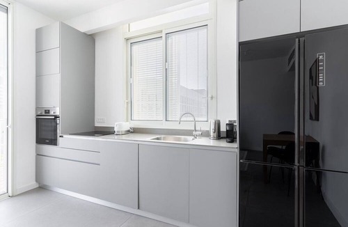 Tel Aviv City Center Apartment | Blueground | Nahalat Byniamin, High End, Balcony (TLV-37)