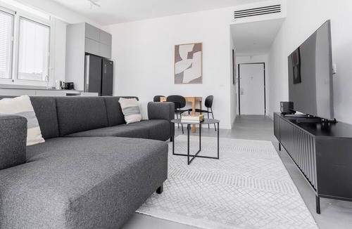 Tel Aviv City Center Apartment | Blueground | Nahalat Byniamin, High End, Balcony (TLV-37)