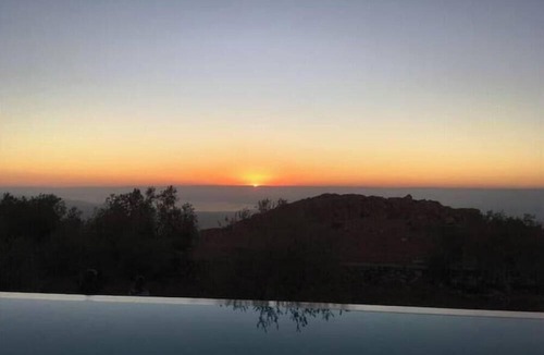Al-Maghtas House | ★ Spacious Retreat ★ Stunning Views, Pool, Art