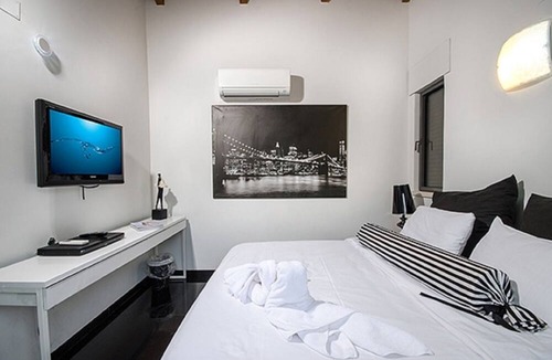 Had Nes Apartment | Black and White Holiday