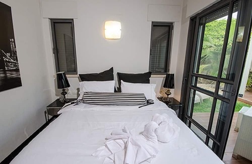 Had Nes Apartment | Black and White Holiday