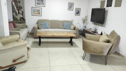 Hazor Haglilit House | בית שבט אחים