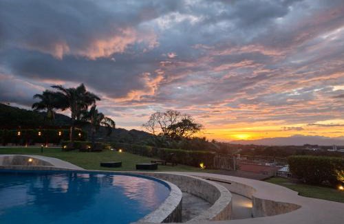 Santa Ana Apartment | COSTA RICA, Aparmet 1 BR Gym Pool Restaurant Tennis Jacuzzi ,areas verdes, ubicacion perfecta, oasis en medio de ciudad San Jose Costa Rica Santa Ana Rio oro, primer piso, terraza, jardín ideal para mascotas