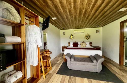 Arenal Hot Springs Apartment | Romantic Arenal Escape Jacuzzi & King Bed Villa Luna 3