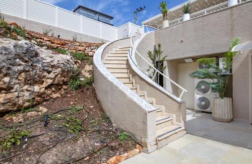 Nof Kinneret Villa | וילה סאן לייט - 5 חדרי שינה כולל ממ"ד, ג'קוזי חיצוני ובריכה מול הנוף של כנרת