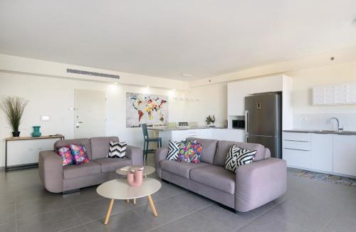 Holon Apartment | Mamad Deluxe & Terrace City Overview By Feelhome