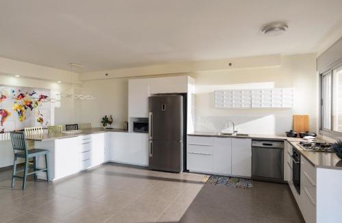 Holon Apartment | Mamad Deluxe & Terrace City Overview By Feelhome