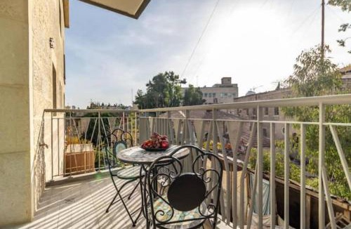 Mea She'arim Apartment | 1 Br Apartment In Shaul Adler