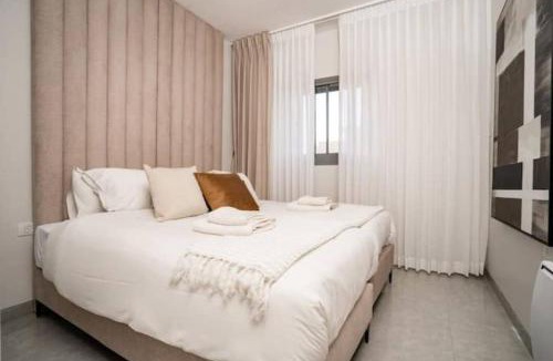 Mea She'arim Apartment | 1 Br Apartment In Shaul Adler