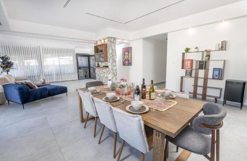 Dalton Apartment | פלואלס - וילת יוקרה עם 4 חדרי שינה ובריכה מחוממת וגקוזי