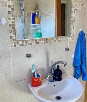 Beersheba Apartment | נאות מדבר - שופץ ב 2026! צמוד ל BGU וסורוקה עם אינטרנט סיבים ו Google TV! חדר פרטי או דירה שלמה