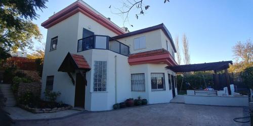 Mateh Yehuda Villa | Kosher 'Villa Rosa' Moshav Aderet, Ella Valley nr Bet Shemesh