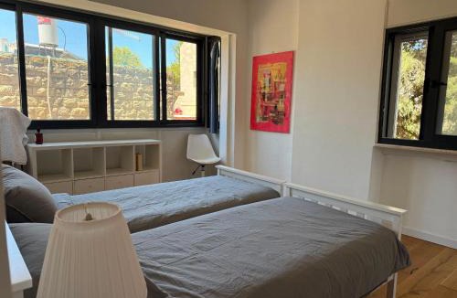 Emek Refaim Apartment | Oasis of greenery and calm by Baraca boutique