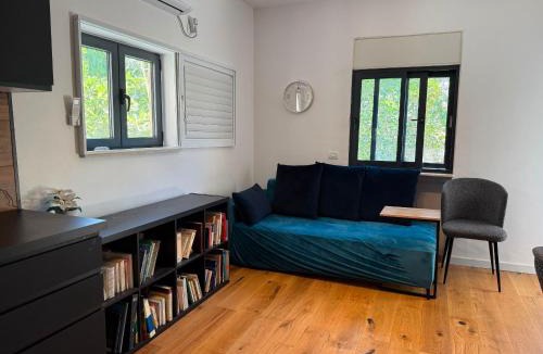Emek Refaim Apartment | Oasis of greenery and calm by Baraca boutique