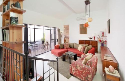 Neve Tzedek Apartment | Mamad Charming Sunny Haven with Balcony