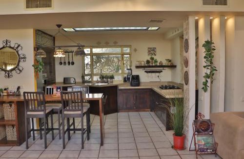 West Bank Villa | עץ הזית - ווילה עם נוף להרי ירושלים עם מטבח כשר