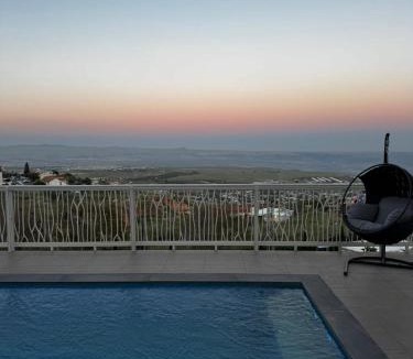 Nof Kinneret Villa | וילה סאן לייט - 5 חדרי שינה כולל ממ"ד, ג'קוזי חיצוני ובריכה מול הנוף של כנרת