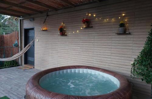 Neot HaKikar Cabin | אצלנו בחצר - צימר למשפחות ולזוגות בדרום ים המלח