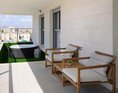 Kiryat Ata Apartment | 4BDR apt with jacuzzi in the heart of the city