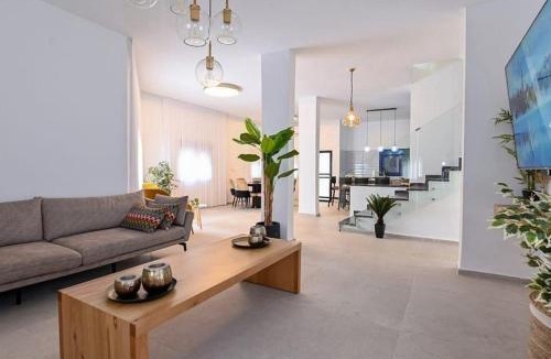 Ein Ya'akov Apartment | אחוזת סנטוריני - וילה מהממת עם בריכה מחוממת מקורה וג'קוזי בעין יעקב