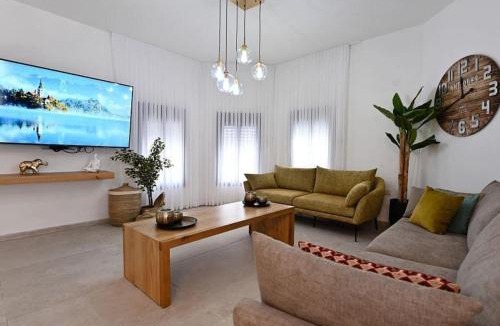 Ein Ya'akov Apartment | אחוזת סנטוריני - וילה מהממת עם בריכה מחוממת מקורה וג'קוזי בעין יעקב