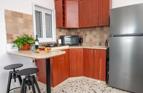Tel Mond Apartment | נוף לפרדסים תל מונד - דירה מהממת עם 2 חדרי שינה ומרפסת גג