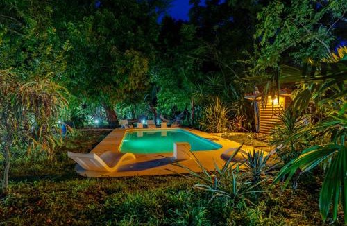 Cedros Cabin | Boho lodge Montezuma l&l