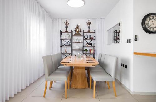 Ashdod Apartment | Ashdod Luxe Escape – Spacious, Stylish, with Mamád