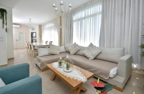 Kerem Ben Zimra Apartment | וילה לוזון - וילה מדהימה עם בריכה פרטית מחוממת ומקורה בכרם בן זמרה