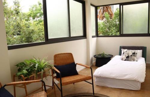 Ra'ananna Apartment | Bright and Cozy Bauhaus Gem