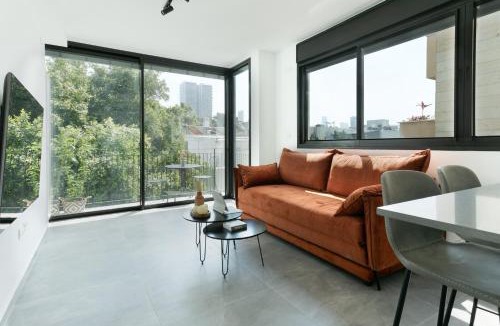 Old North Apartment | Zeev Jabotinsky Residence - With Mamad