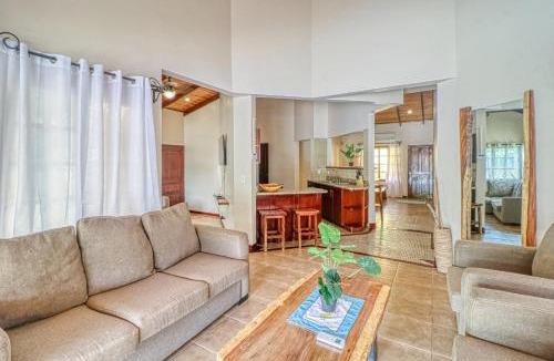 Avellanas Beach House | Casa Amarilla