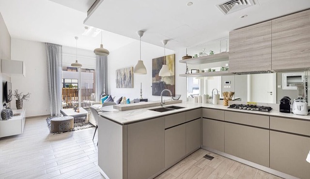 Stylish 1BR Apartment with Community View