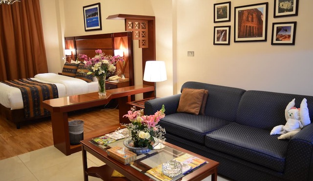 Comfort Hotel Suites