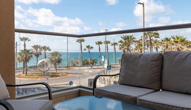 Beachfront Apt W/Sea View & Parking | Mamad