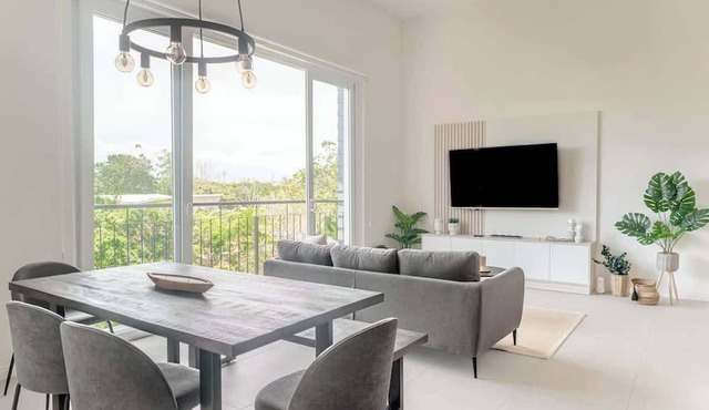 Stylish Apartment w/Workspace, Pool & Gym