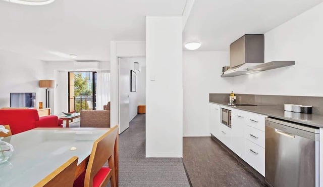 321 Heavenly Hay Sleeps 4 2BR Pool+Gym in East Perth