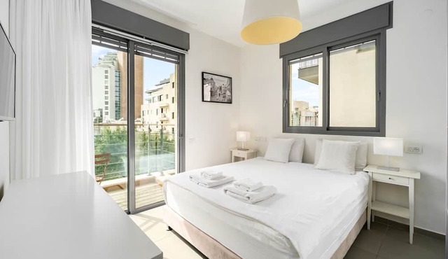 MAMAD Beach & City Center with Balcony by FeelHome