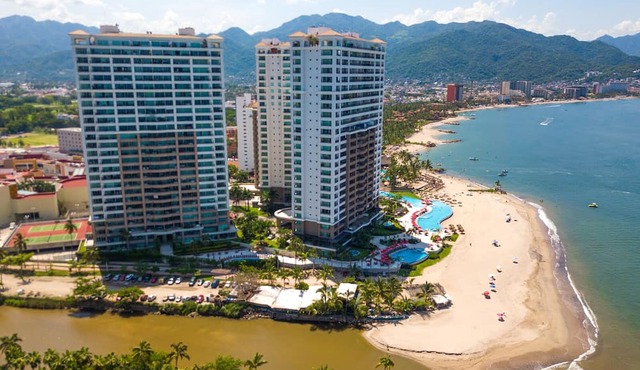 OCEANFRONT CONDO IN TROPICAL PARADISE AWAITS YOU AT THE GRAND VENETIAN! in Las Glorias