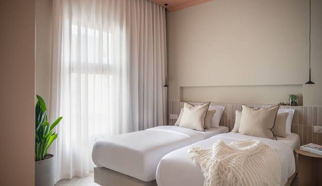 Hillel Grand Suite - Four Bedroom Apartment, Sleeps 9