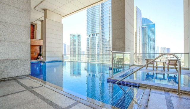 voco Bonnington | Corner Deluxe Suite | Pool, Sauna + Steam, Marina Minutes
